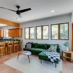 Spacious Flagstaff Cabin With Hot Tub And Fire Pit!